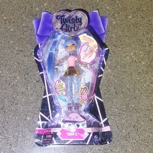 Twistys Girlz Girls Ebon E. Twisty Petz Pets Spin Master Series 2 Doll NWT New